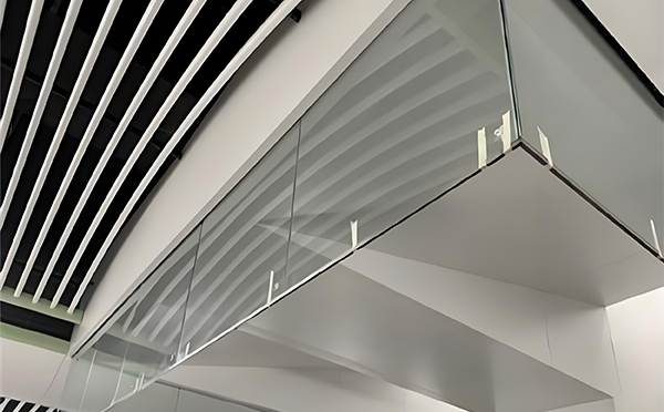 兰州新区玻璃挡烟垂壁